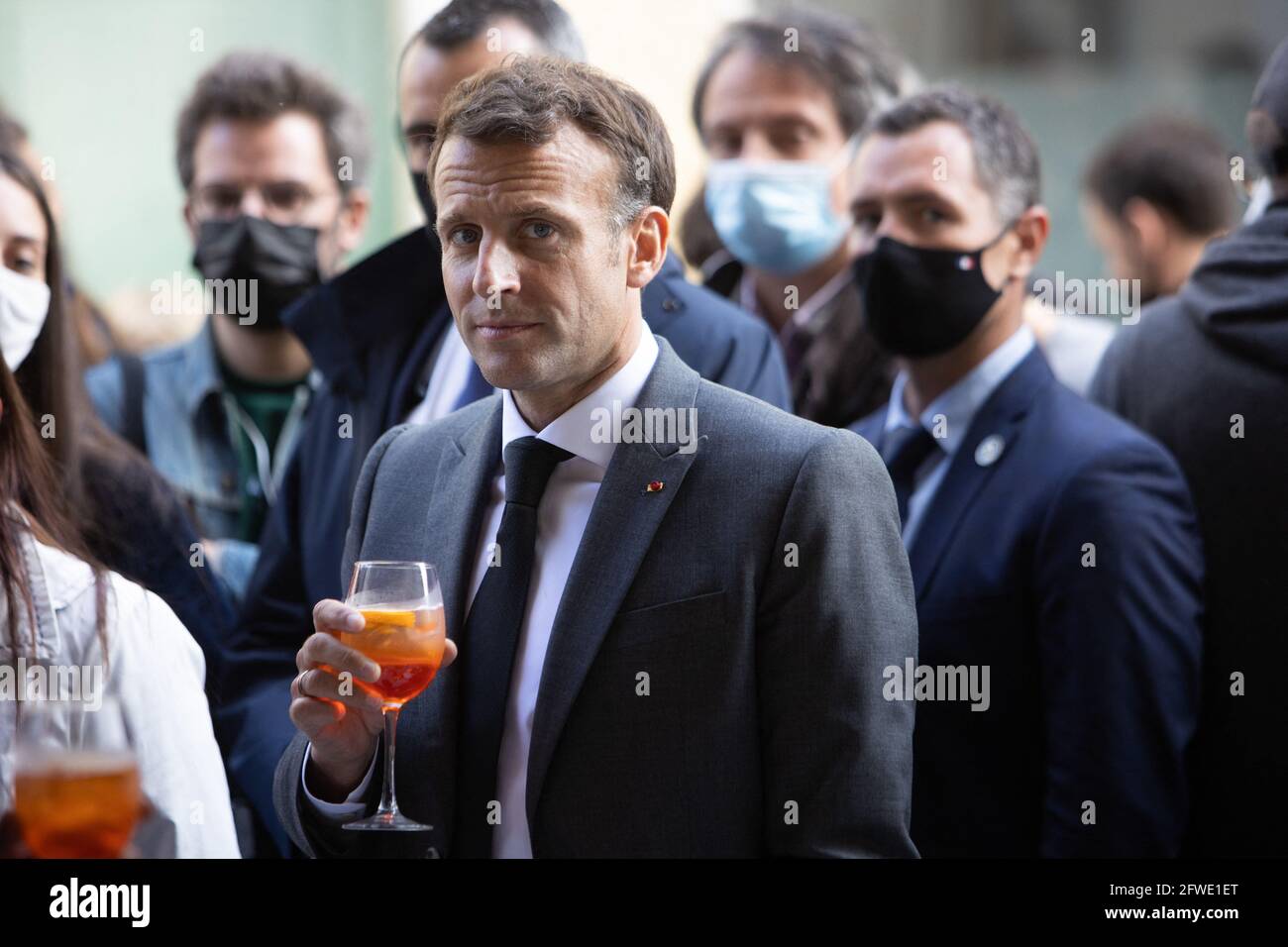 Le président français Emmanuel Macron partage un verre avec les commerçants lors d'une visite pour marquer la réouverture des activités culturelles après des fermetures pour lutter contre la pandémie Covid-19, à Nevers, dans le centre de la France, le 21 mai 2021. Photo de Raphael Lafargue/ABACAPRESS.COM Banque D'Images