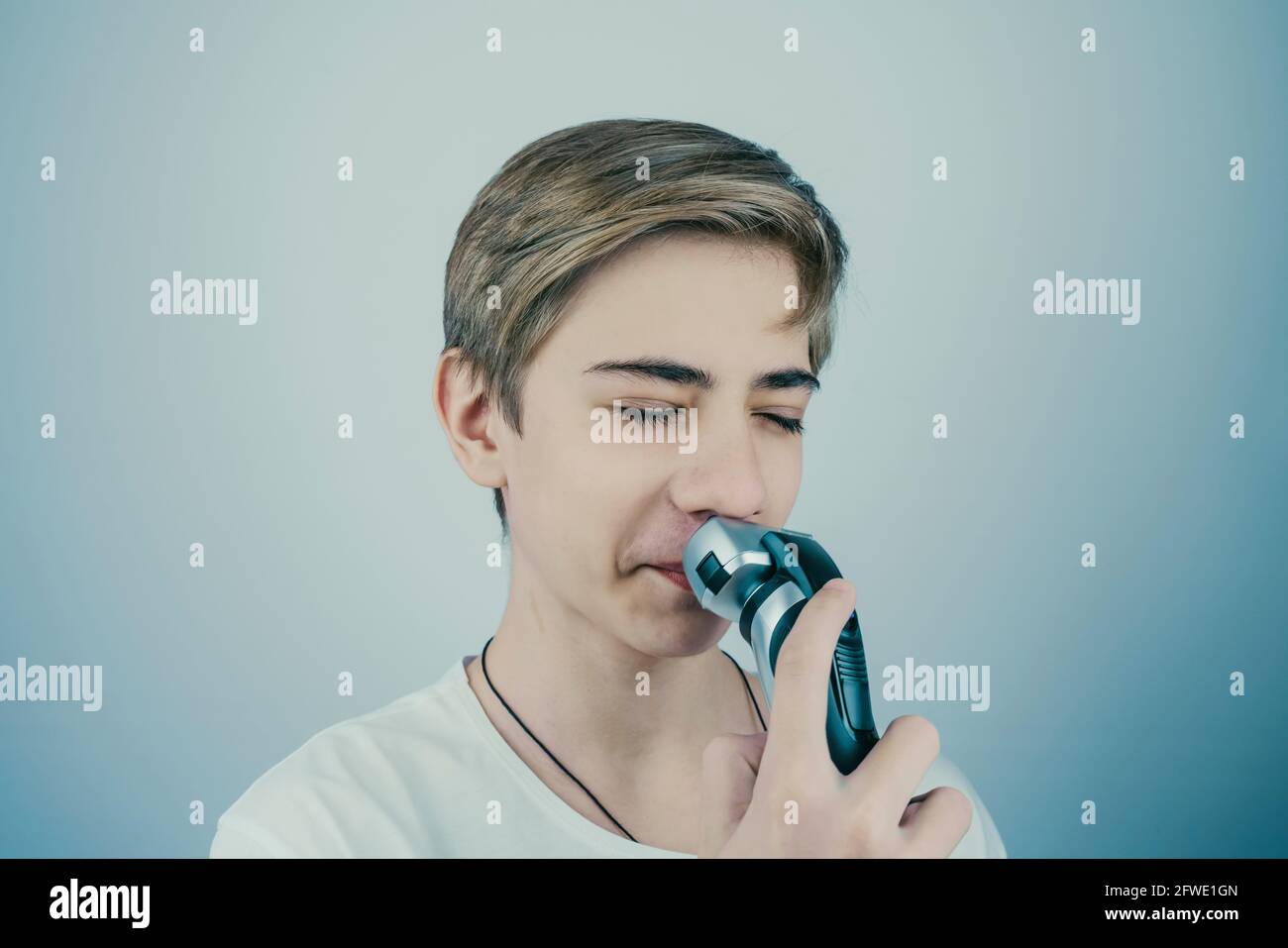 Teenager is shaving Banque de photographies et d'images à haute résolution  - Alamy