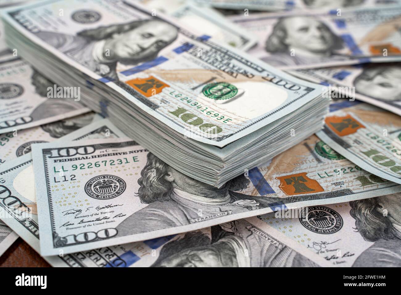 Pile de billets de cent dollars sur fond de dollars Banque D'Images