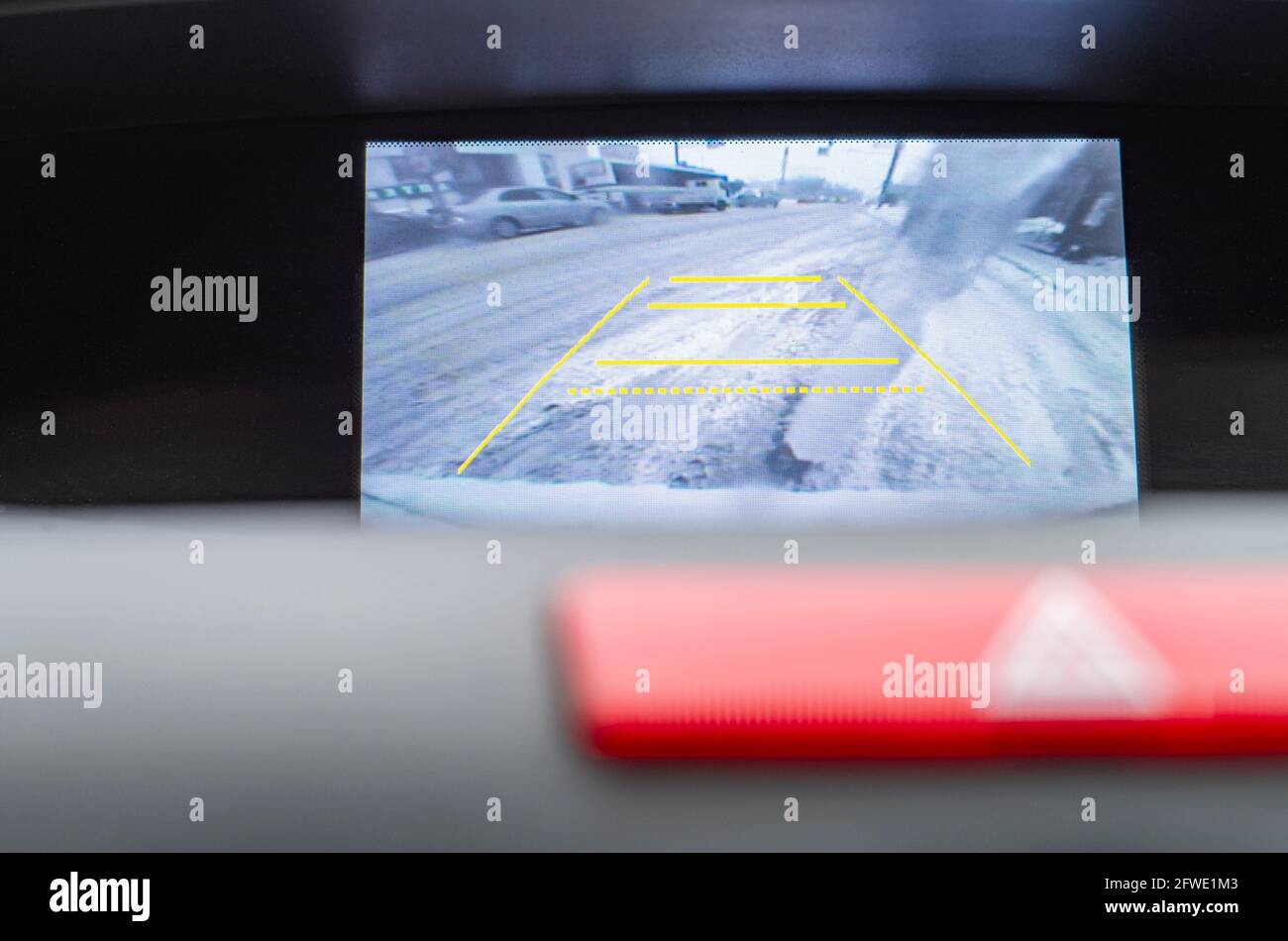 Caméra arrière avec trajectoire de direction dynamique et volant vers la droite. Système d'aide au conducteur lors du stationnement. Glace sur le r Banque D'Images