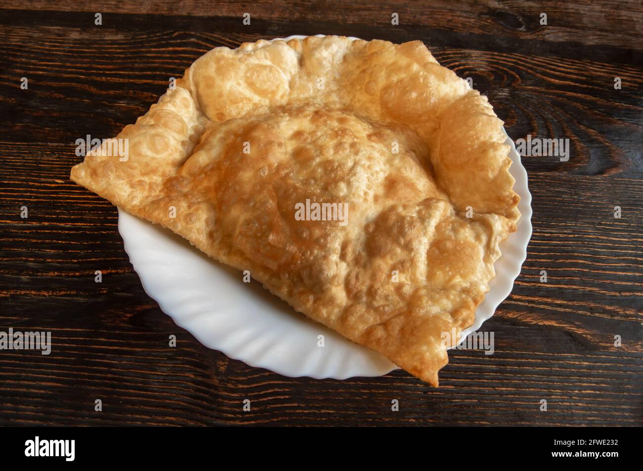 Traditionnel empanadas pâtisseries argentines savoureuses avec farce de bœuf à la viande. Banque D'Images