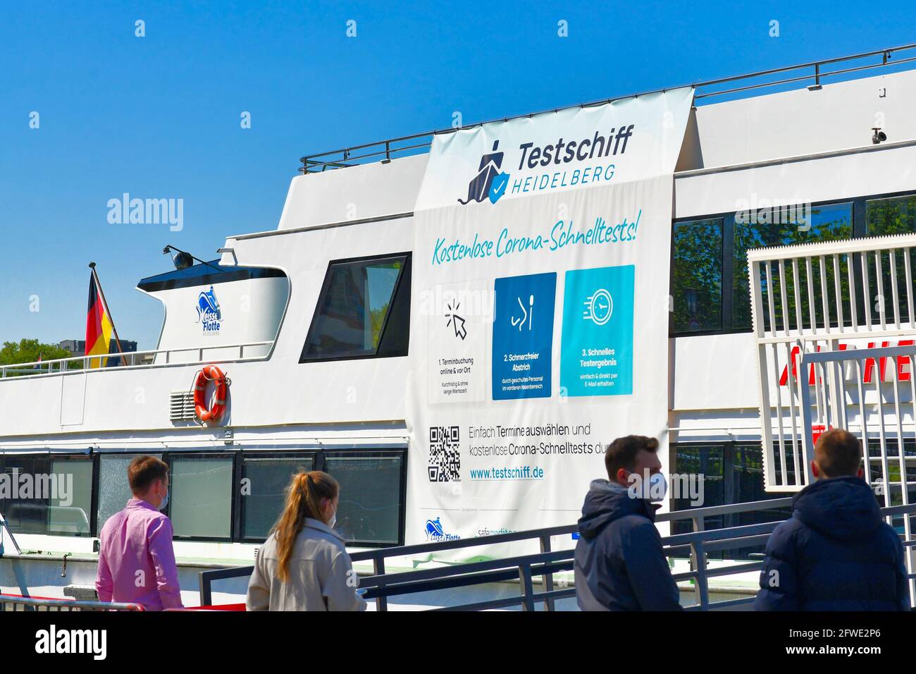 Heidelberg, Allemagne - avril 2021: Des personnes attendent à la station de test du virus Corona appelée 'Ttschiff' sur un bateau offrant gratuitement des tests rapides d'antigène sur Neckar Banque D'Images