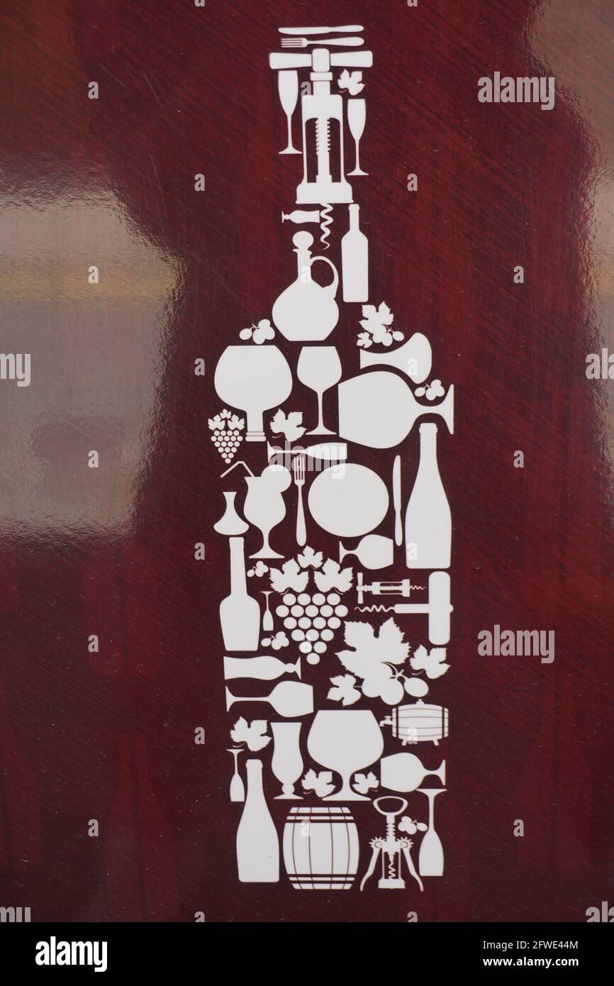 design amusant d'une bouteille de vin peinte avec des verres, des raisins, des tire-bouchons, des feuilles et des bouteilles sur une fenêtre en verre en blanc Banque D'Images