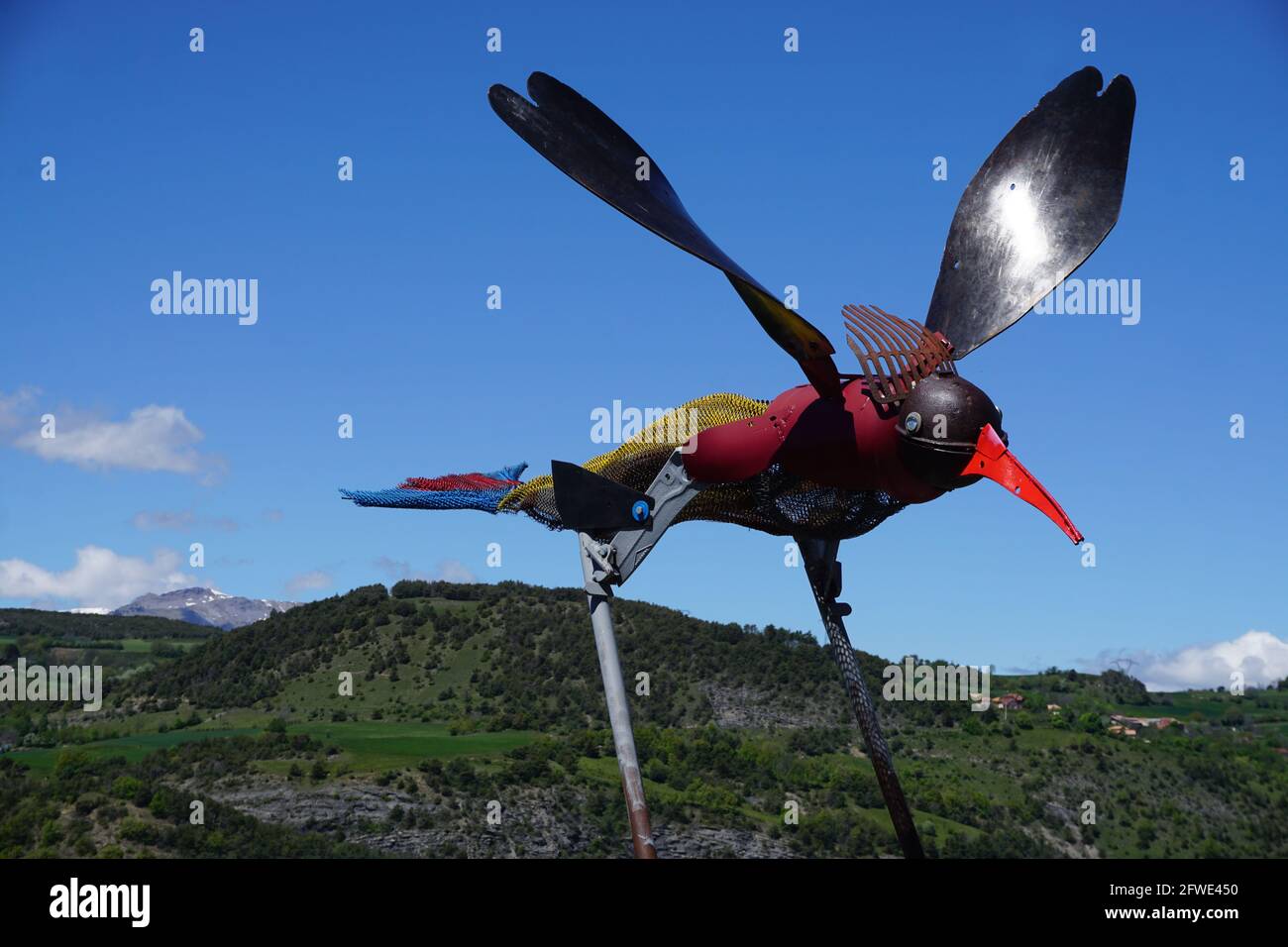 sculpture métallique géante colorée d'un colibri avec vue Dans les Alpes du Sud Banque D'Images