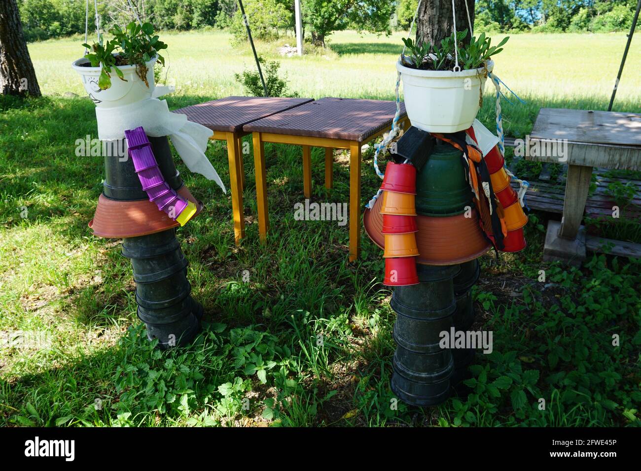 pots de fleurs colorés utilisés pour faire des marionnettes dans le jardin Banque D'Images