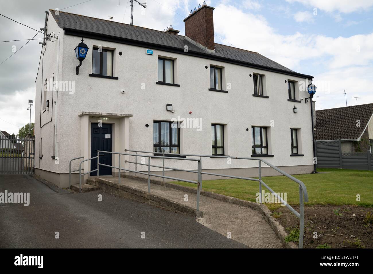 Dunleer, Comté de Louth, Irlande, 17 mai 2021. Vue frontale de la gare de Dunleer Garda, poste de police local Banque D'Images