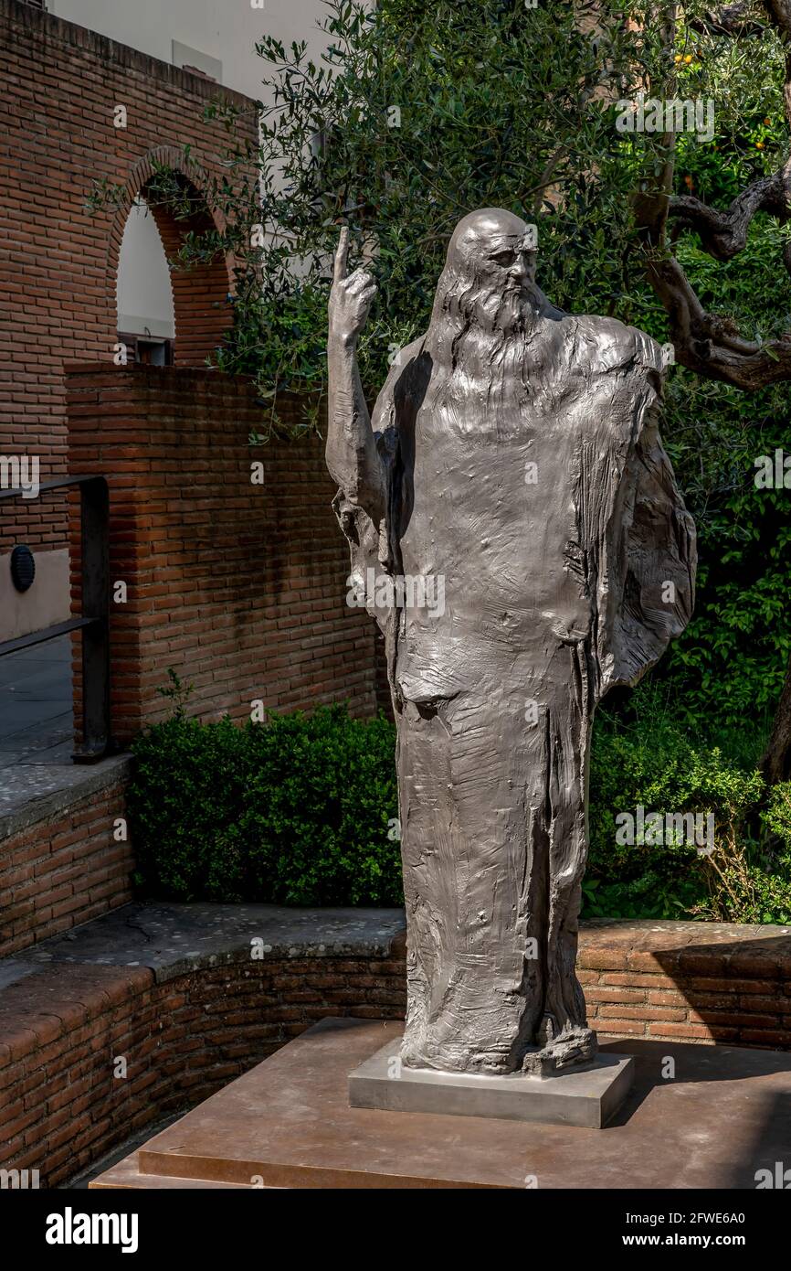 La statue de Léonard de Vinci de l'artiste Wu Weishan, dans le centre historique de Vinci, Florence, Italie Banque D'Images