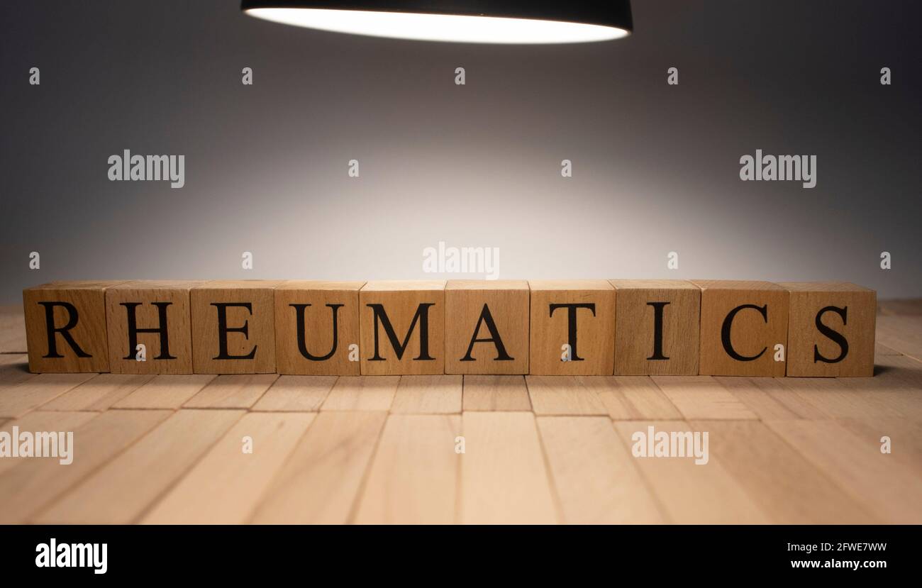 Le mot rhumatisme a été créé à partir de cubes en bois. Santé et vie. Gros plan. Banque D'Images