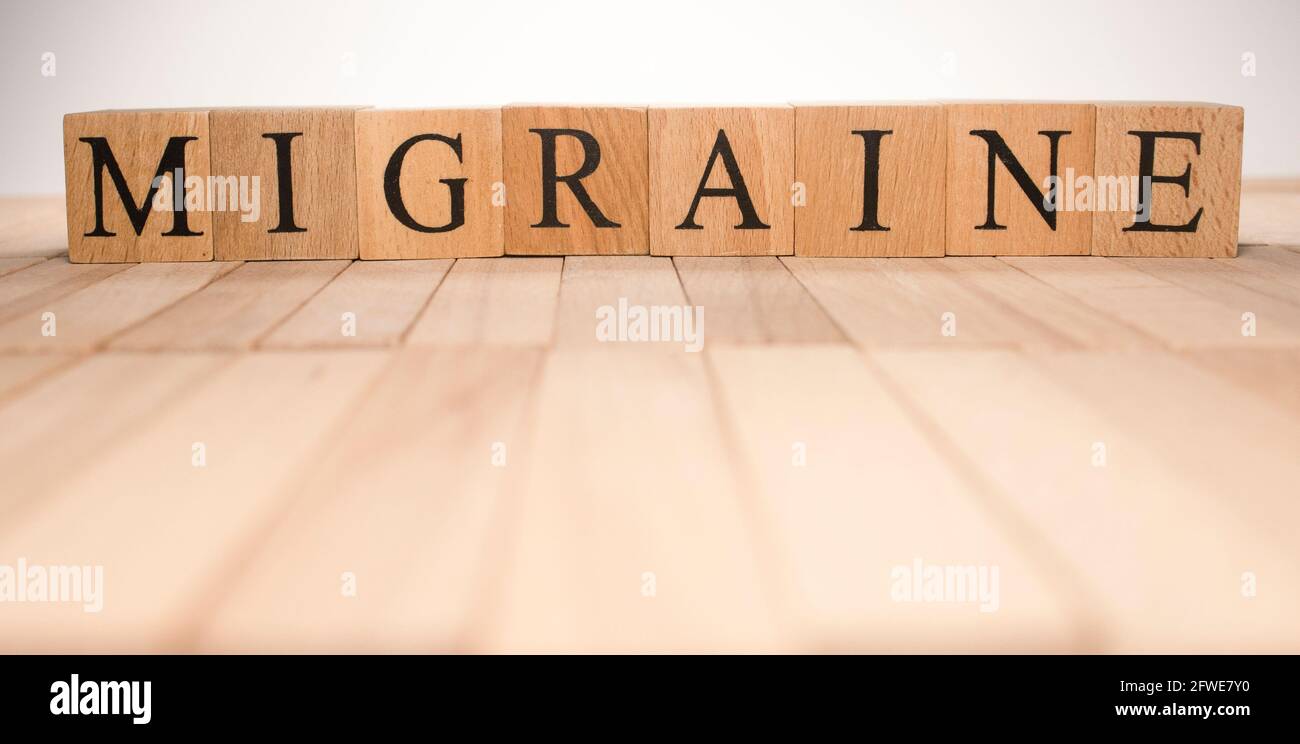 Le mot migraine a été créé à partir de cubes en bois. Santé et vie Banque D'Images