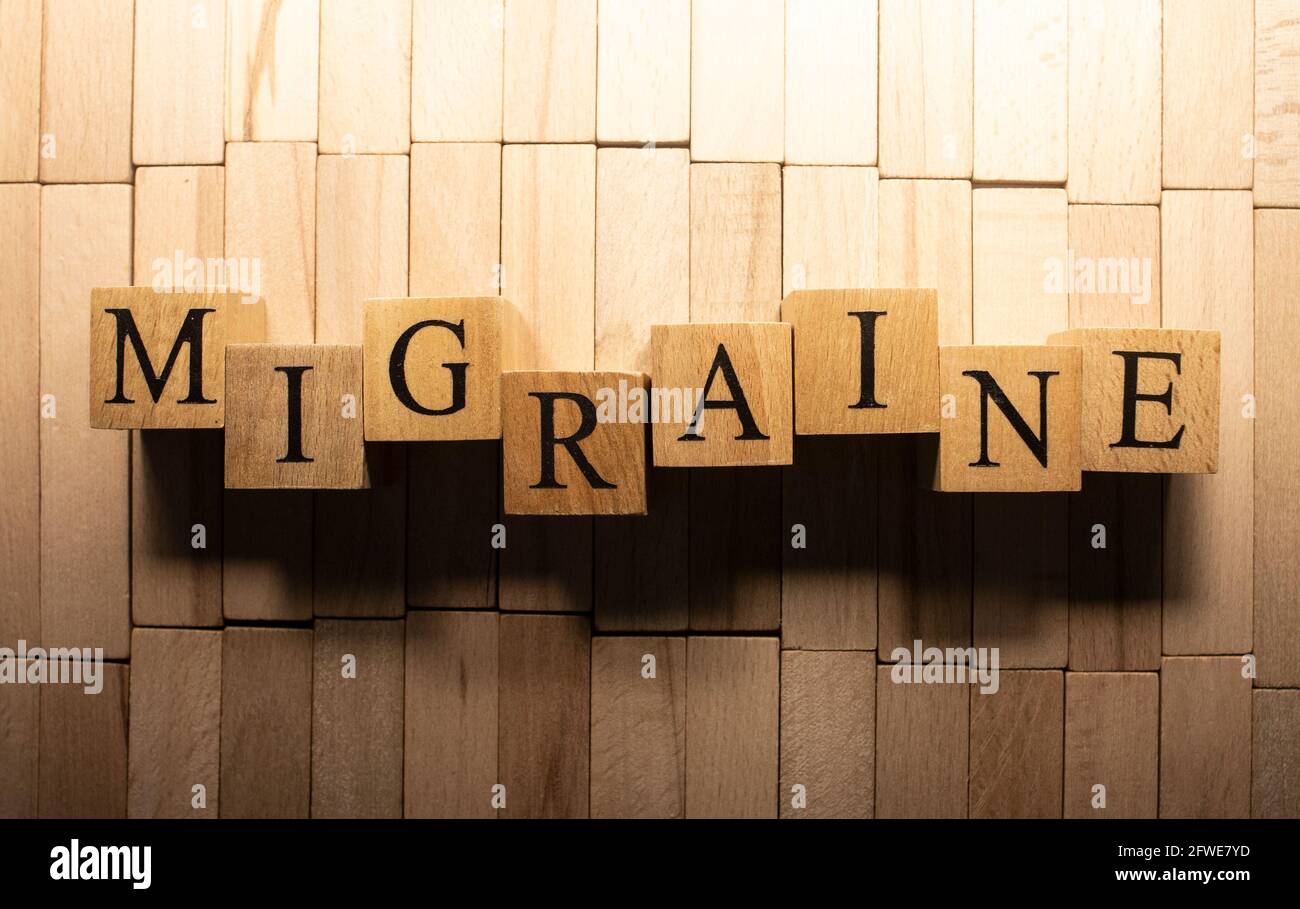 Le mot migraine a été créé à partir de cubes en bois. Santé et vie Banque D'Images