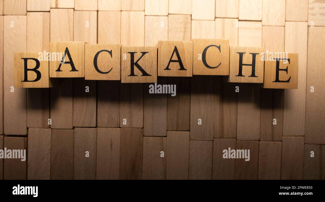 Le mot Backache a été créé à partir de cubes en bois. Santé et vie . Gros plan. Banque D'Images