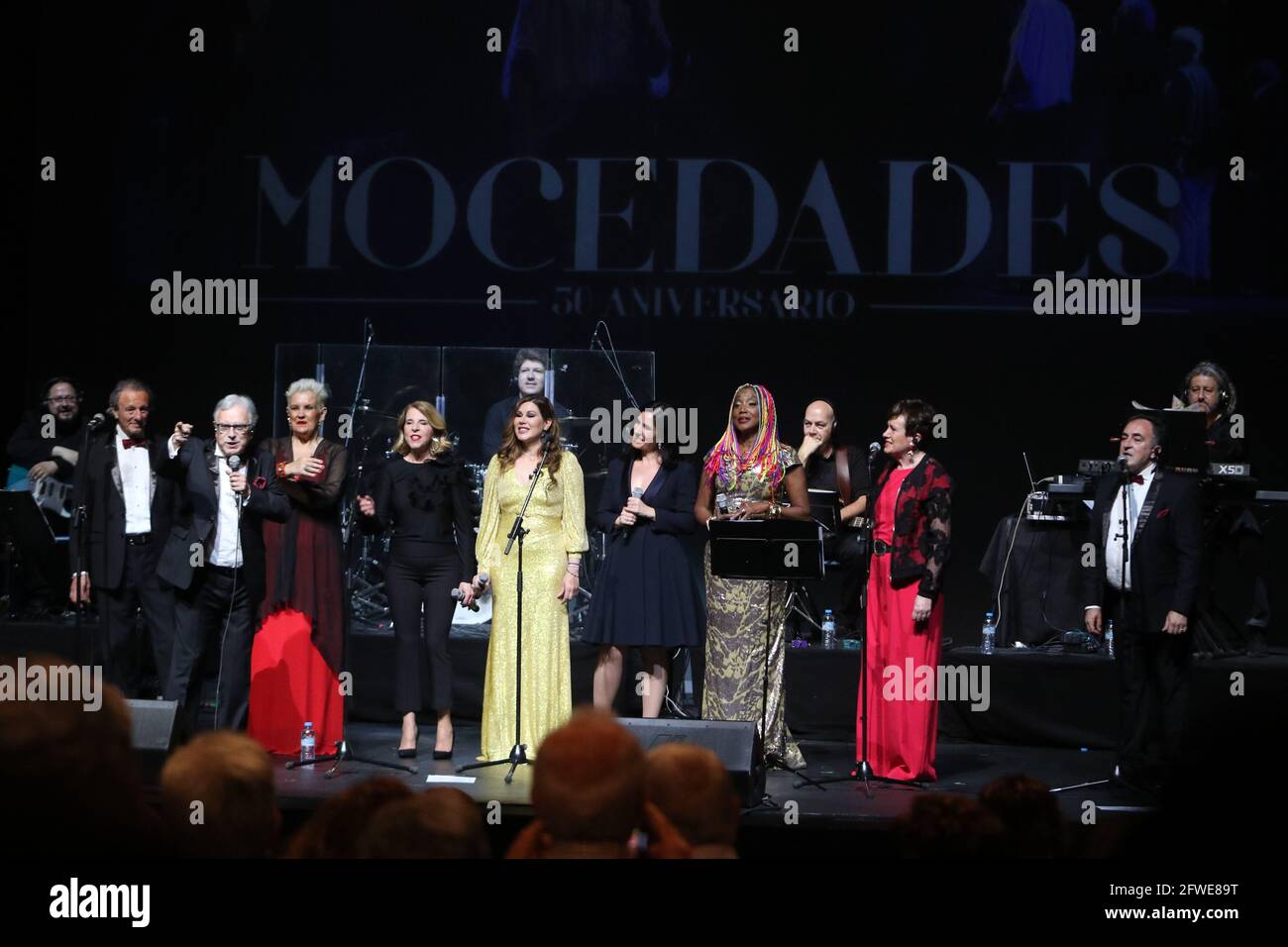 22 mai 2021: 21 mai 2021 (Madrid) Mocedades crée une nouvelle chanson pour célébrer son 50e anniversaire le groupe musical Mocedades sort une version non publiée de que no se termine el mundo, sa première nouvelle chanson depuis 2014 et qui sera l'une des grandes nouveautés de la tournée qui aura lieu cette 2021, l'année où ils rencontrent, précisément, leur 50ème anniversaire depuis sa création. Ce vendredi, ils ont célébré un anniversaire d'or au Nuevo Teatro Alcalá à Madrid, en compagnie d'autres artistes tels que Tamara, Diana Navarro, Lucrecia et Sole Giménez, quatre voix charismatiques qui emb Banque D'Images