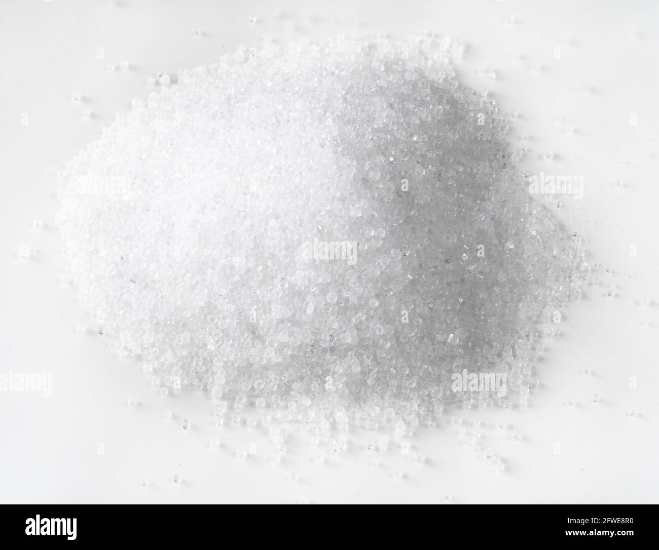 pile de sucre cristallin de fructose sur plaque blanche Banque D'Images