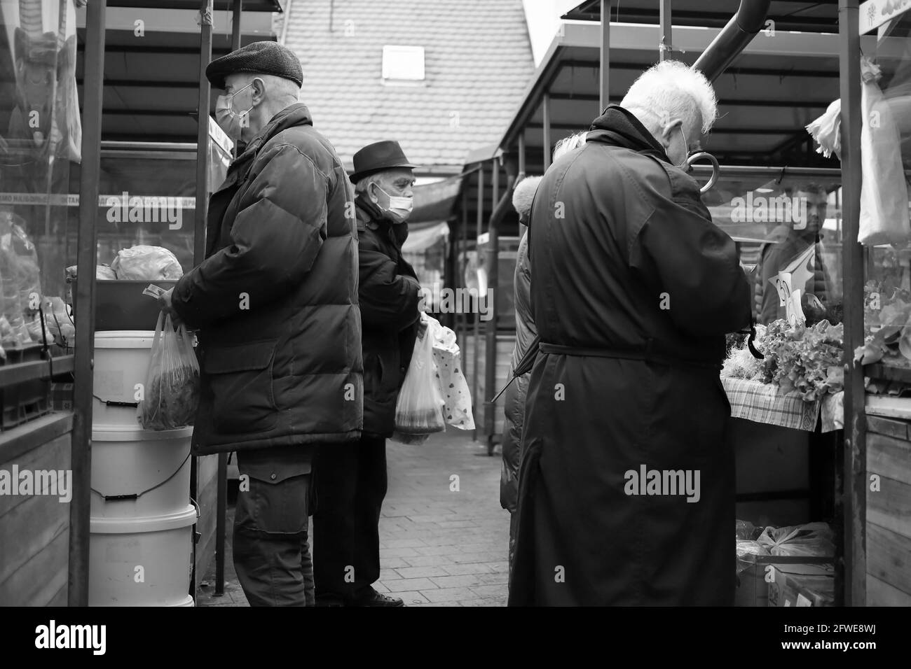 Belgrade, Serbie, 6 janvier 2019 : les personnes âgées magasinent sur le marché vert (N/B) Banque D'Images