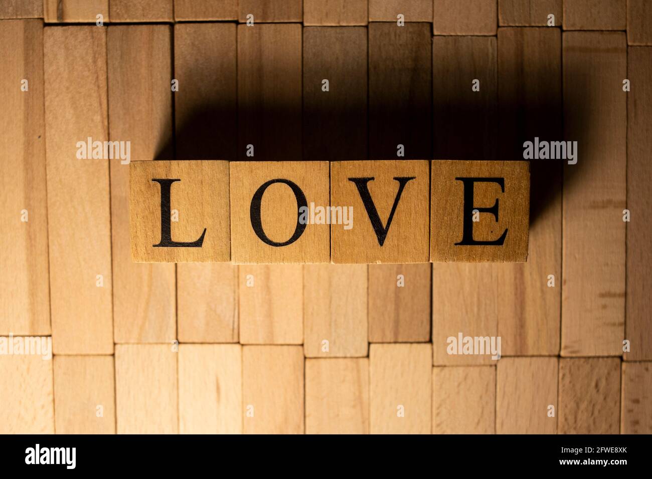 Le mot amour a été créé à partir de cubes en bois. La vie et l'homme. Gros plan. Banque D'Images