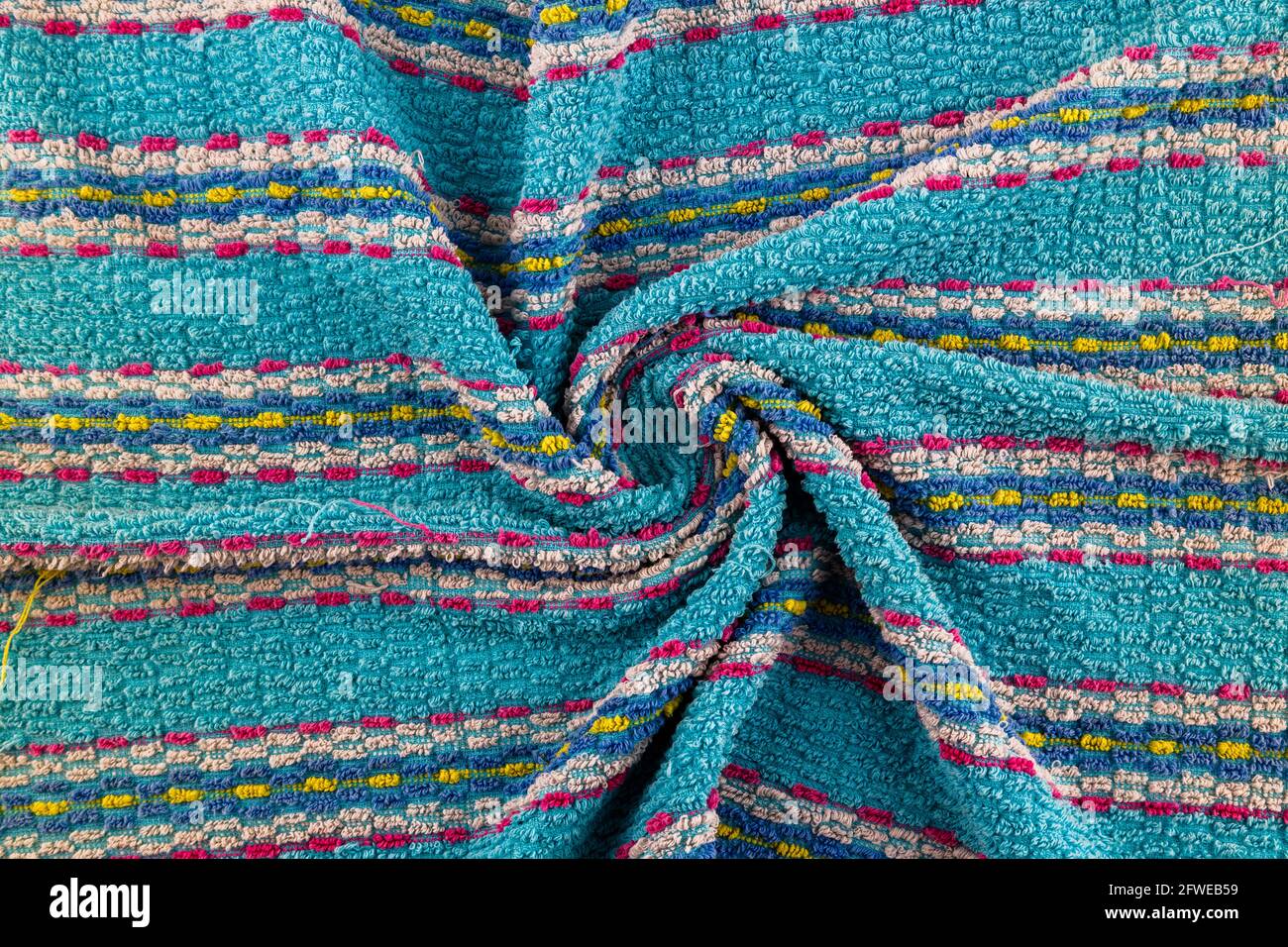 vieille serviette turquoise froissés avec plis en spirale - gros plan plein arrière-plan du cadre Banque D'Images