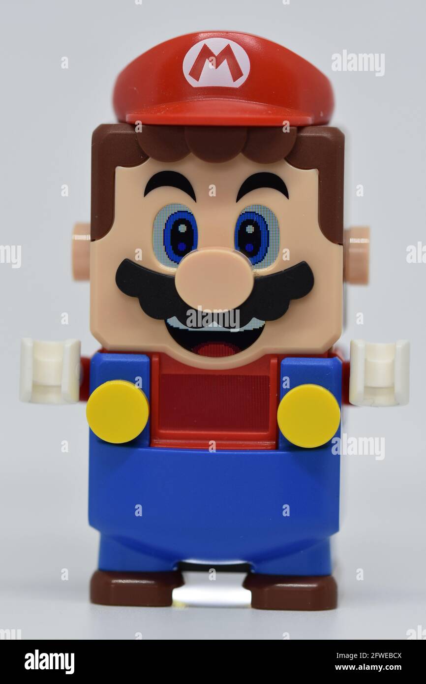 Le devant d'une mini figurine de jouet Super Mario Lego Du Lego Set 71360  avec un fond blanc propre Photo Stock - Alamy