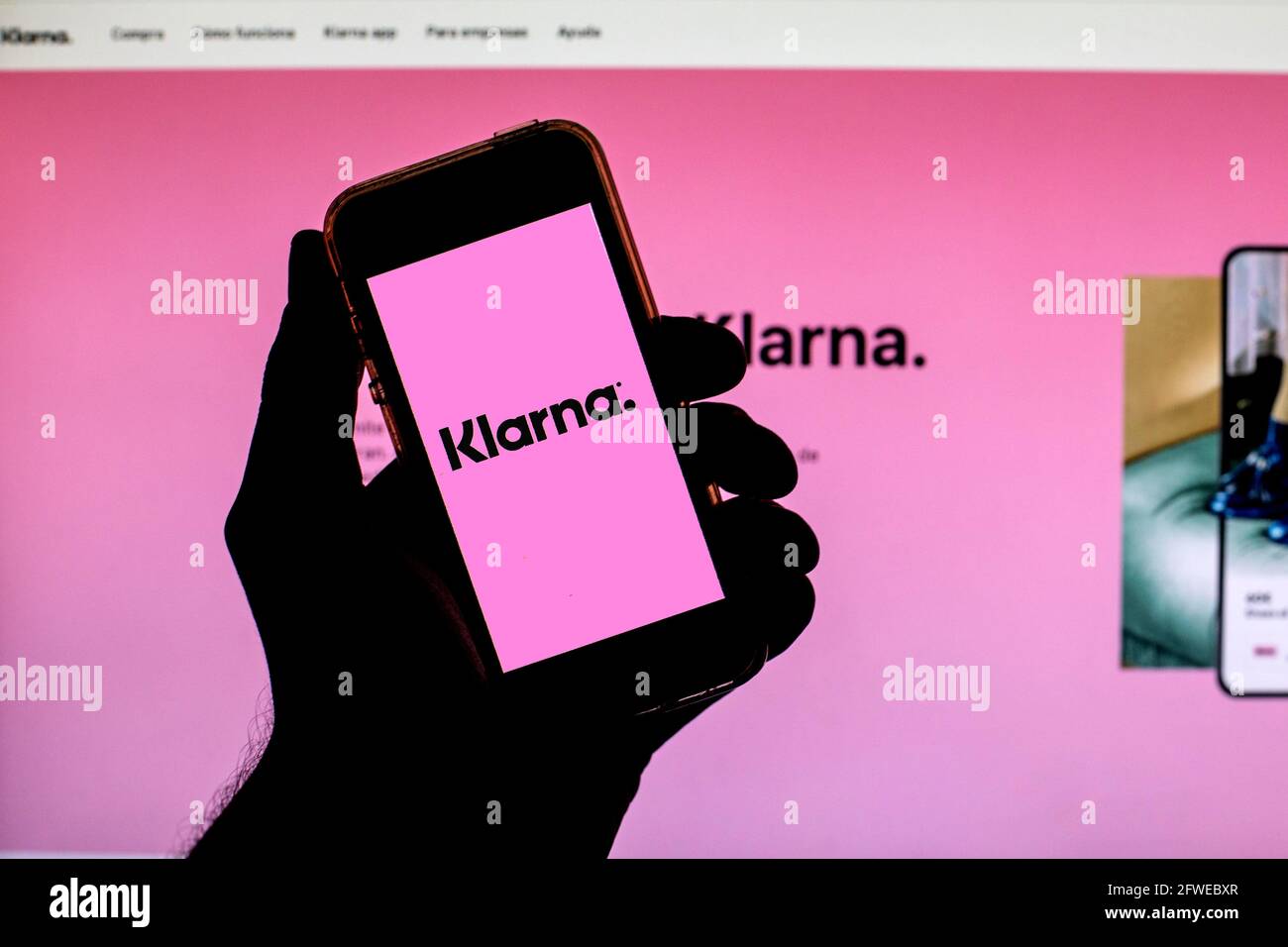 Barcelone, Catalogne, Espagne. 21 mai 2021. Sur cette photo, le logo de la banque Klarna AB est affiché sur un smartphone avec la page Web de la banque Klarna en arrière-plan. Credit: Thiago Prudencio/DAX/ZUMA Wire/Alay Live News Banque D'Images