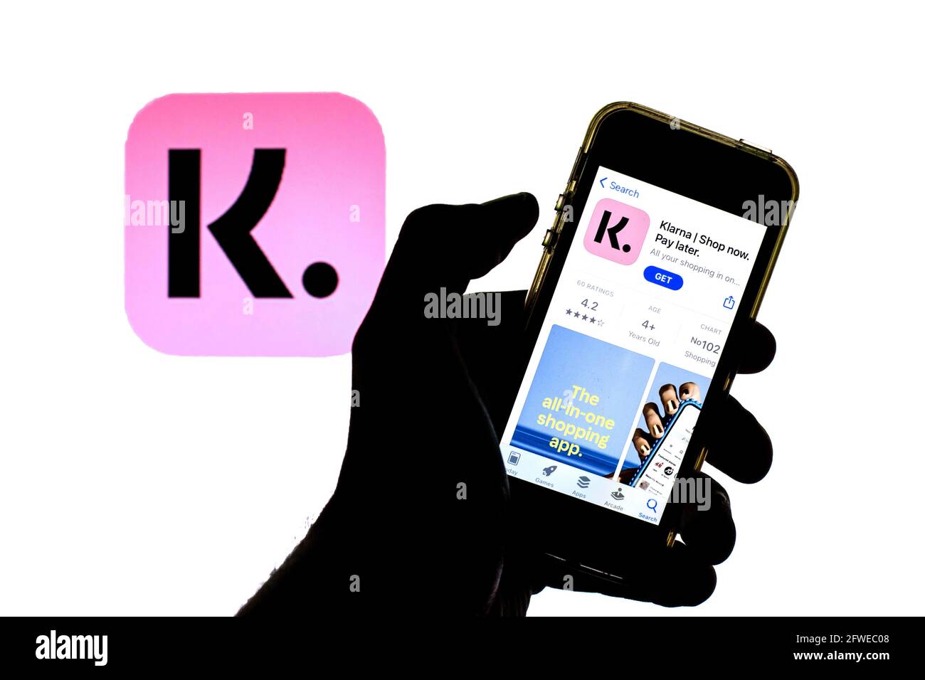 Barcelone, Catalogne, Espagne. 21 mai 2021. Sur cette photo, une application Klarna Bank AB dans l'App Store s'affiche sur un smartphone avec le logo Klarna Bank AB en arrière-plan. Credit: Thiago Prudencio/DAX/ZUMA Wire/Alay Live News Banque D'Images