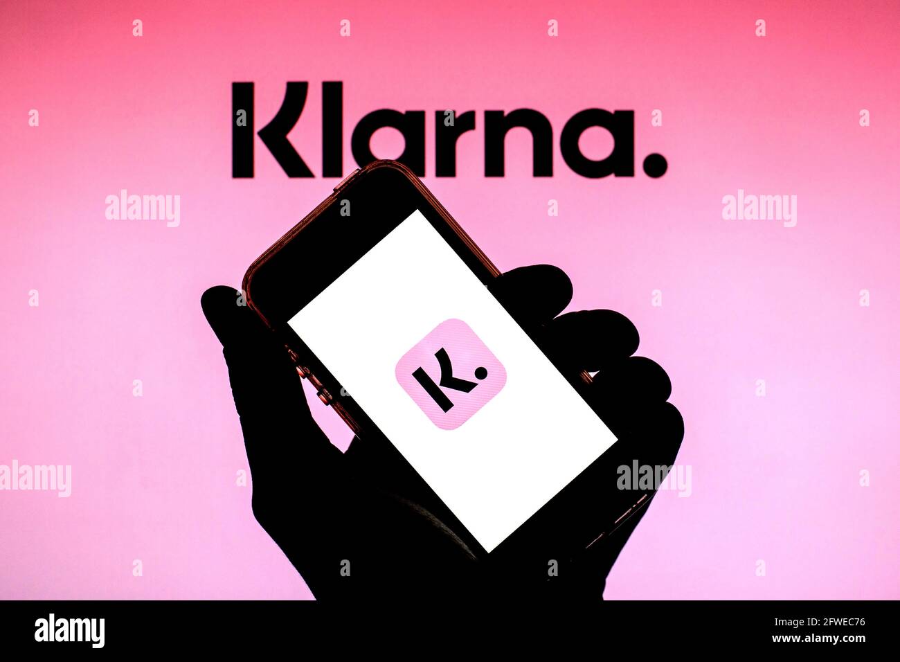 Barcelone, Catalogne, Espagne. 21 mai 2021. Sur cette photo, un logo Klarna Bank AB apparaît sur un smartphone avec le logo Klarna Bank AB en arrière-plan. Credit: Thiago Prudencio/DAX/ZUMA Wire/Alay Live News Banque D'Images