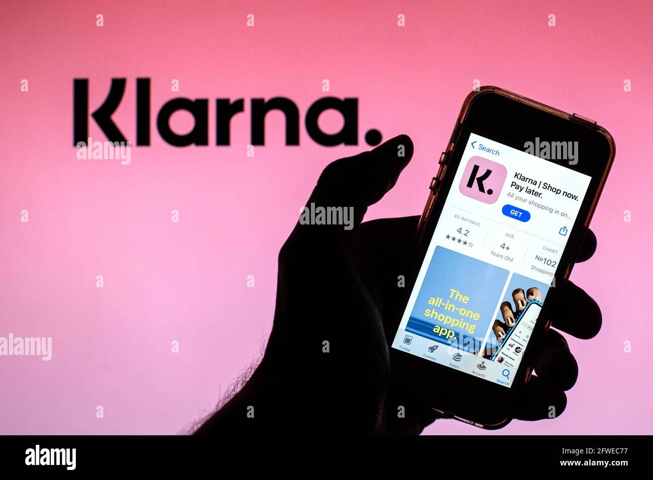 Barcelone, Catalogne, Espagne. 21 mai 2021. Sur cette photo, une application Klarna Bank AB dans l'App Store s'affiche sur un smartphone avec le logo Klarna Bank AB en arrière-plan. Credit: Thiago Prudencio/DAX/ZUMA Wire/Alay Live News Banque D'Images