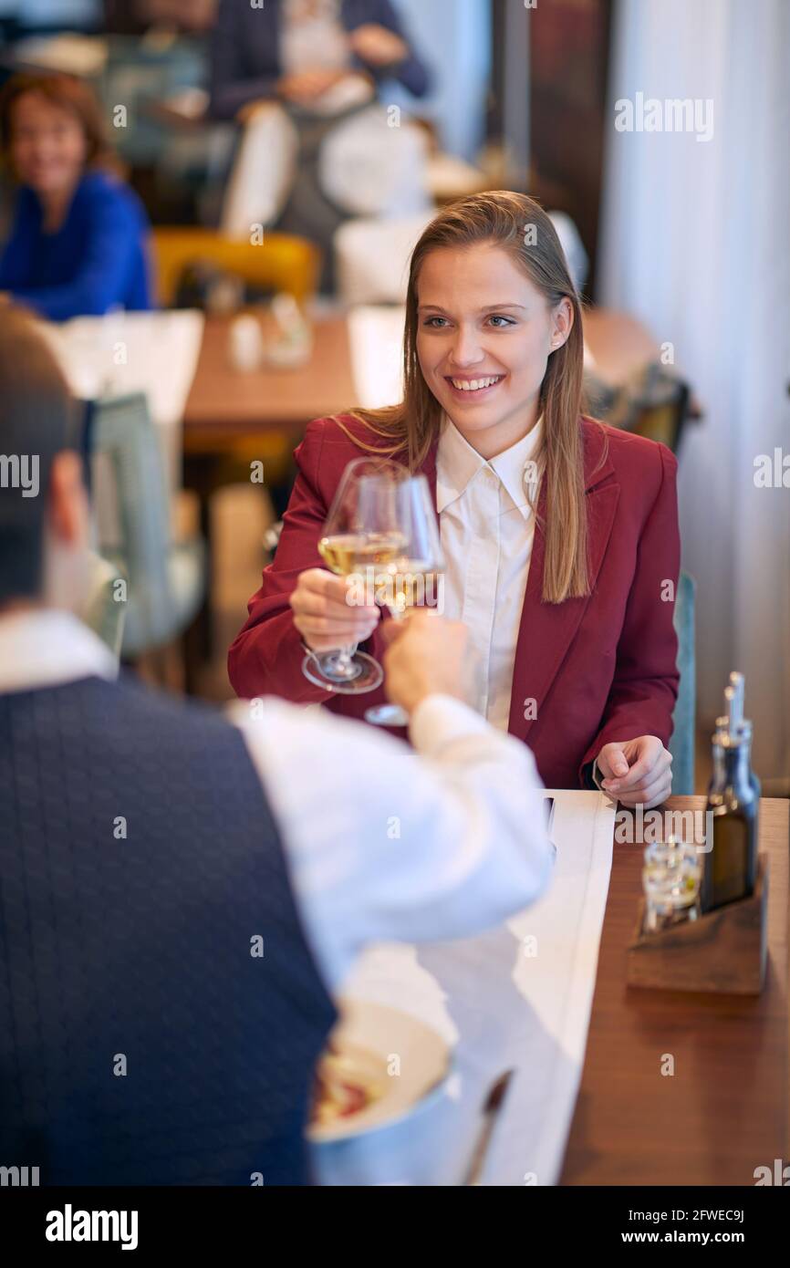 jeune belle caucasienne élégante femme d'affaires ayant un toast dans le restaurant Banque D'Images