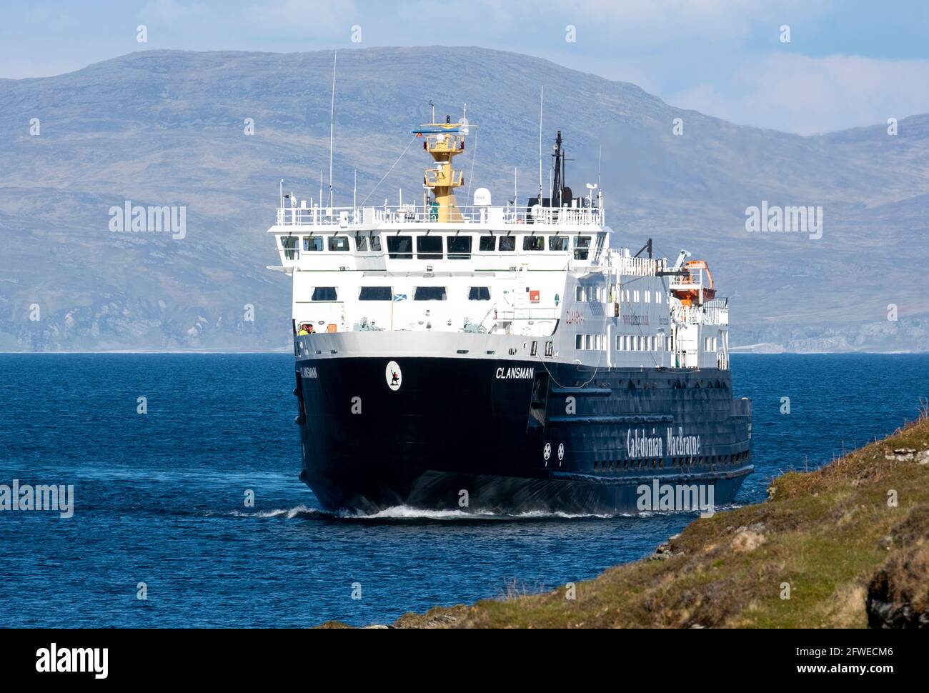 Le Calédonian MacBrayne ferry le Clansman arrivant dans le port de Scalaasig, île de Colonsay, Écosse. ROYAUME-UNI Banque D'Images