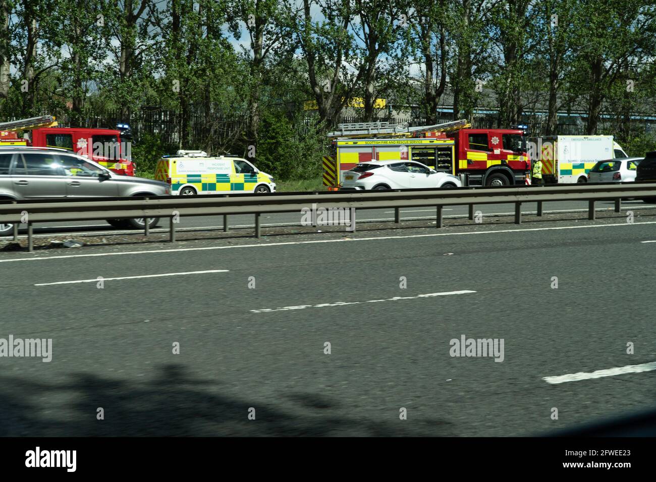 M8, Glasgow, Écosse, Royaume-Uni, 22 mai 2021 : accident de voiture sur la M8 en direction du nord entre les jonctions 13 et 14 - plusieurs services d'urgence sont présents, voie lente fermée à la circulation, voies extérieures ouvertes et circulation en mouvement. Crédit : Barry Nixon/Alamy Live News/Alamy Live News Banque D'Images