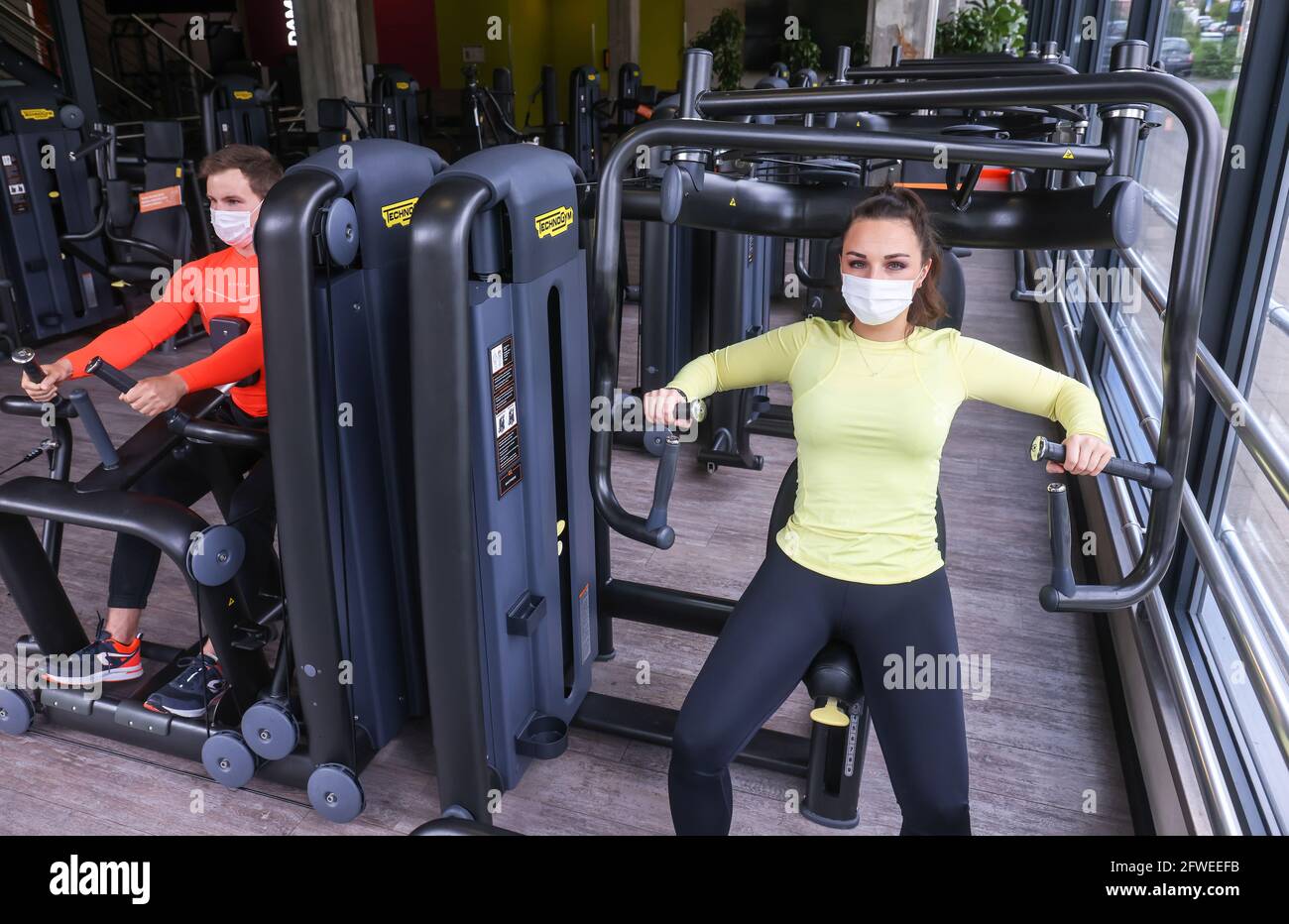 Essen, Rhénanie-du-Nord-Westphalie, Allemagne - entraînement physique en période de la pandémie de Corona, Veronika et John après le long verrouillage pendant leurs premières Banque D'Images