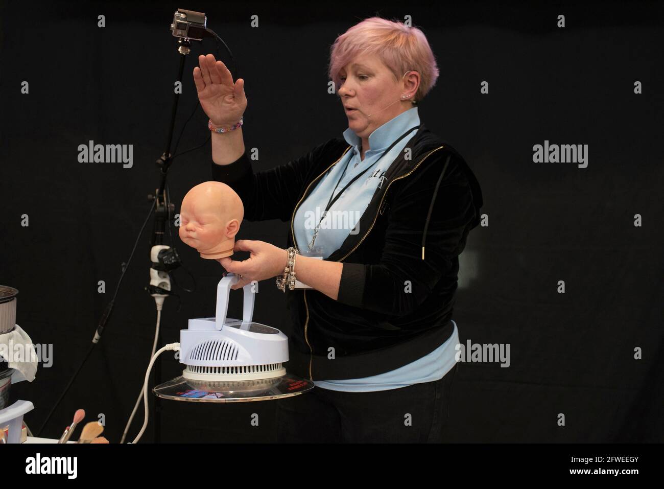 ESPAGNE, VALENCE, 2019-04-28. Ruth Annette Herrington explique aux visiteurs comment réparer la peinture avec un four adapté. Elle est une artiste rénée, kit chabp Banque D'Images