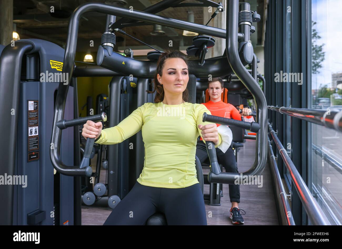 Essen, Rhénanie-du-Nord-Westphalie, Allemagne - entraînement physique en temps de la pandémie de Corona, Veronika et John après le long verrouillage pendant leurs premières Banque D'Images