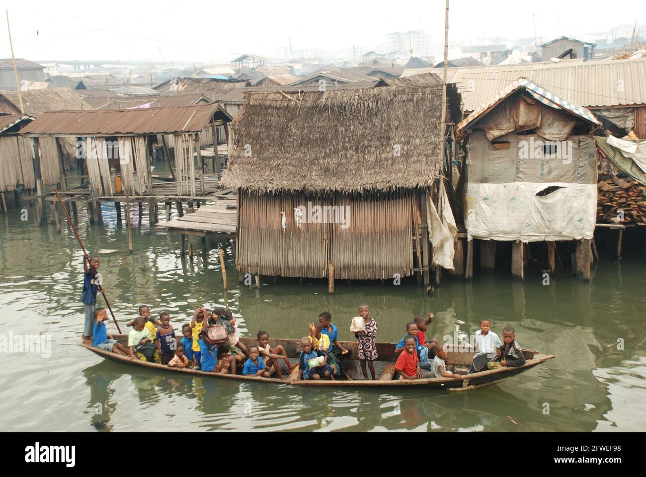 Les enfants de l'école de Makoko pagayent pour aller à l'école, dans l'État de Lagos, au Nigeria. Banque D'Images