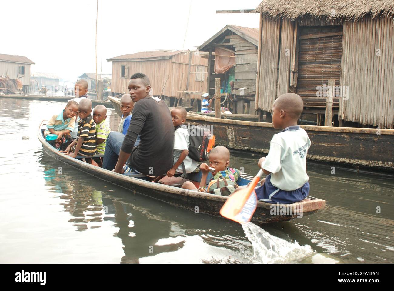 Les enfants de l'école de Makoko pagayent pour aller à l'école, dans l'État de Lagos, au Nigeria. Banque D'Images