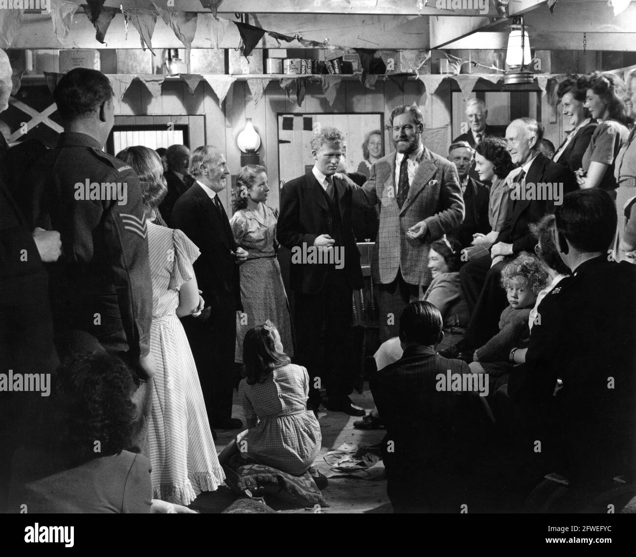 BRUCE SETON JOAN GREENWOOD WYLIE WATSON GABRIELLE ÉMOUSSÉ GORDON JACKSON ET JAMES ROBERTSON JUSTICE EN ABONDANCE DE WHISKY ! 1949 réalisateur ALEXANDER MACKENDRICK roman Compton Mackenzie scénario Compton Mackenzie et Angus MacPhail producteur Michael Balcon an Ealing Studios production / General film Distributors (GFD) Banque D'Images