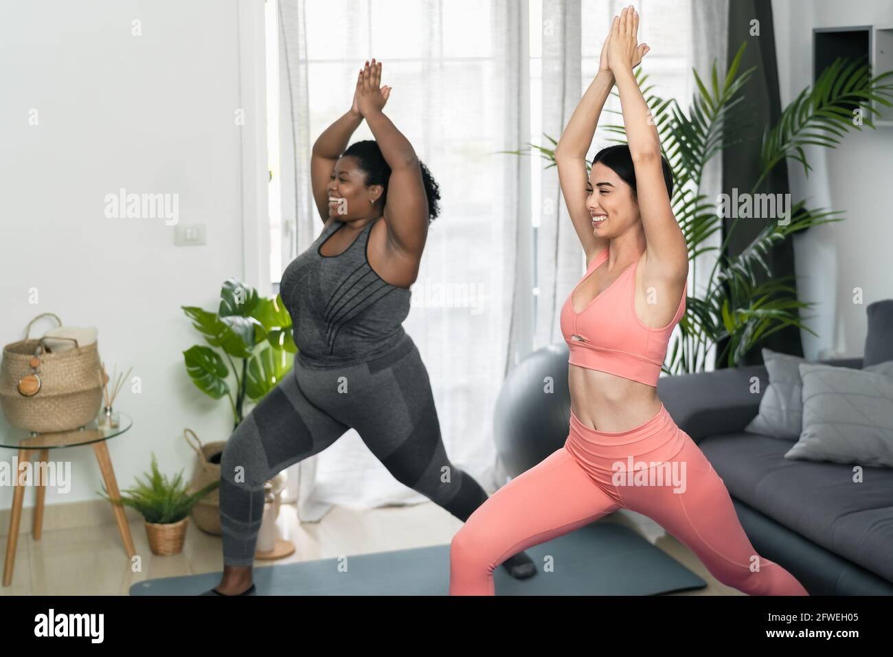 Jeunes femmes latines faisant du yoga et pilates à la maison - Sport bien-être concept de style de vie Banque D'Images