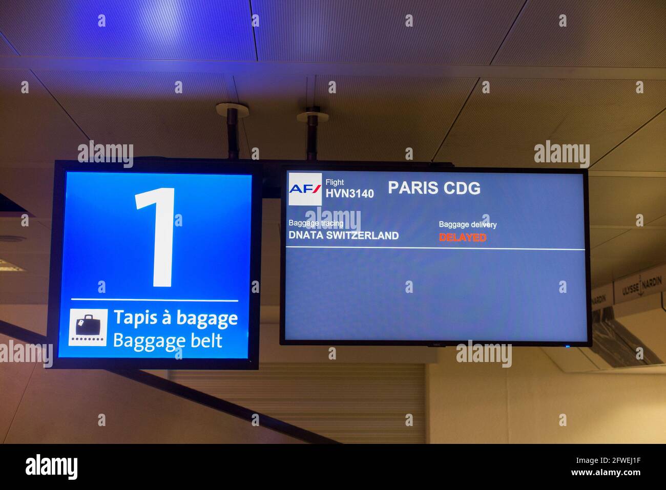 Écran du moniteur d'information au-dessus de la ceinture de récupération  des bagages / tapis à bagages, où les passagers sur les vols entrants  prennent leurs bagages à l'aéroport de Genève / aéroport