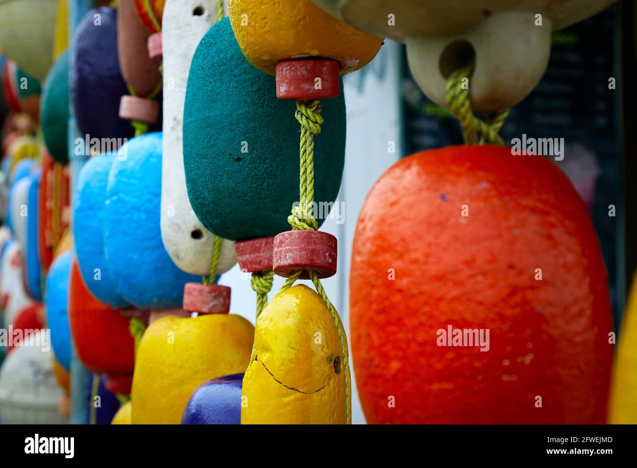 assortiment de filets de pêche colorés Banque D'Images