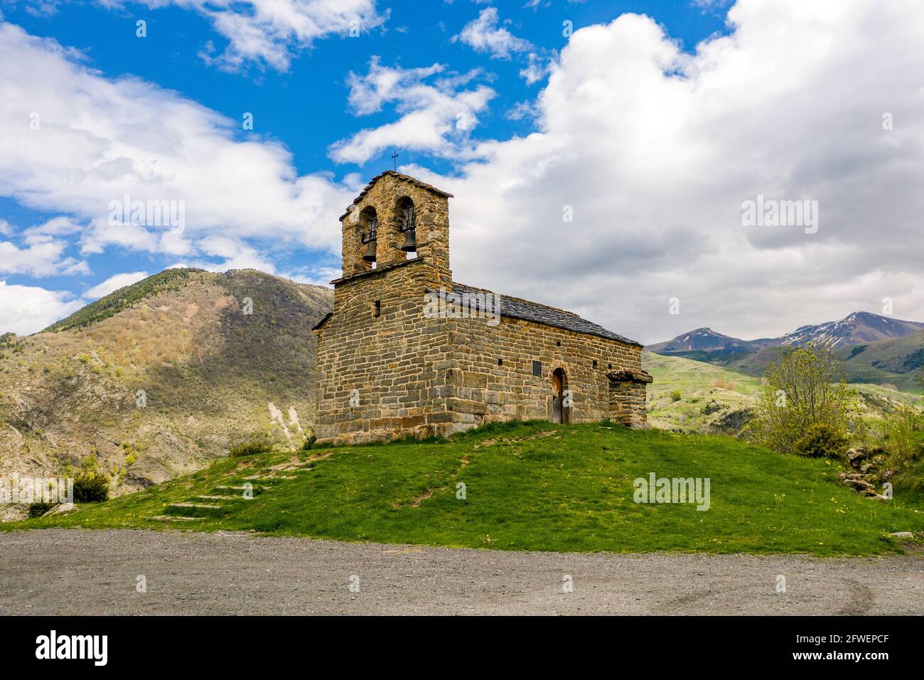 Église romaine de l'Ermitage de San Quirce de Durro (Catalogne - Espagne). C'est l'une des neuf églises qui appartiennent au site du patrimoine mondial de l'UNESCO Banque D'Images