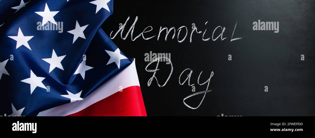 Concept Memorial Day. Lettrage manuscrit sur tableau noir et drapeau américain. Rappelez-vous et honorez. Banque D'Images