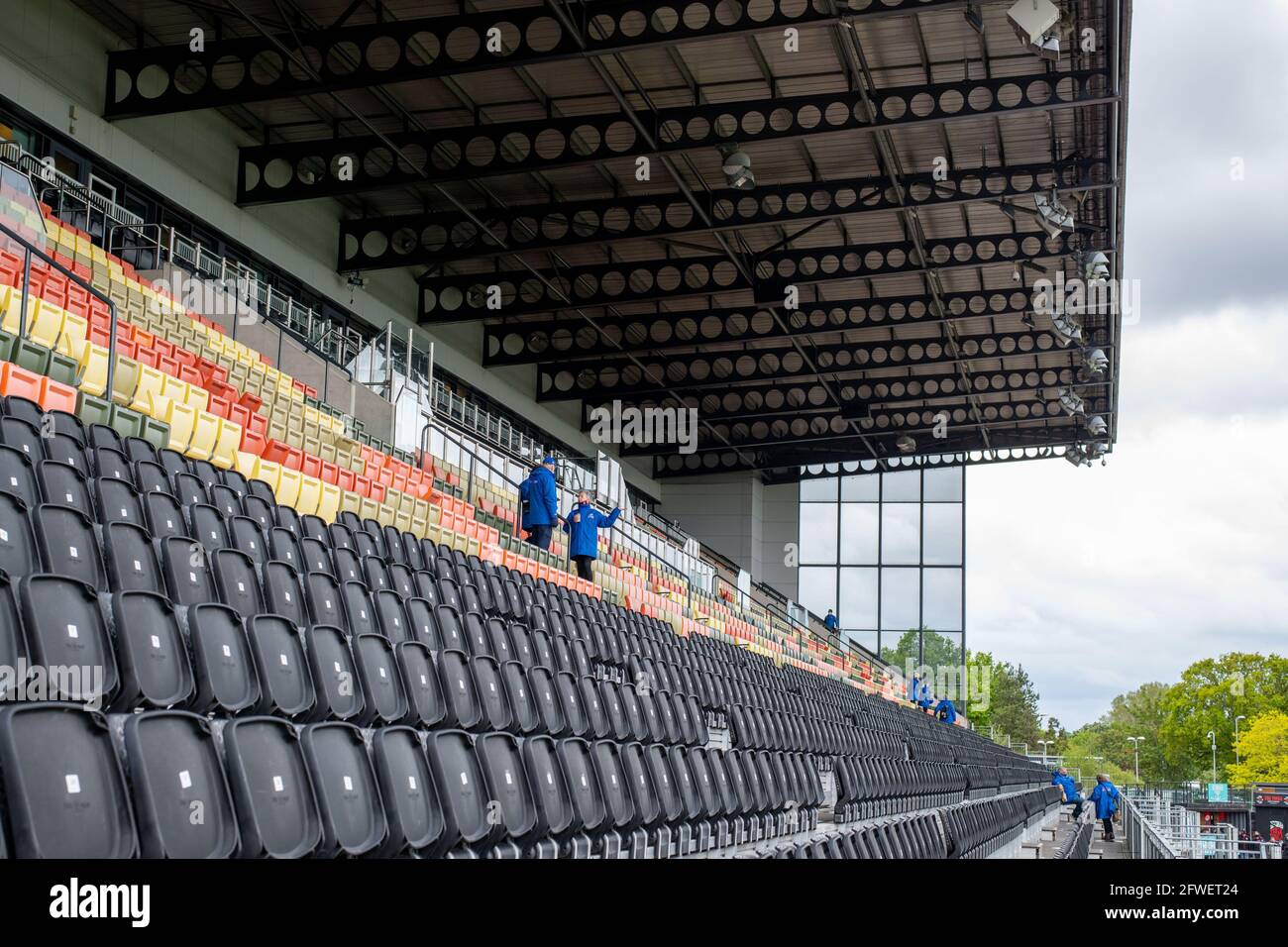 Londres, Royaume-Uni. 22 mai 2021. Le personnel prépare des sièges avant le match Allianz Premier 15 entre Saracens Women et Loughborough Lightning au stade StoneX de Londres, en Angleterre. Crédit: SPP Sport presse photo. /Alamy Live News Banque D'Images