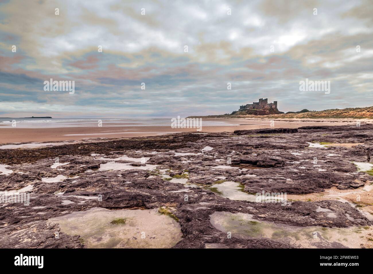 Des nuages orageux s'amassent au-dessus du château de Bamburgh dans le Northumberland Banque D'Images