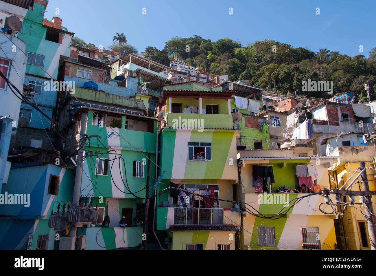 RIO DE JANEIRO, BRÉSIL - 8 OCTOBRE 2015 : bâtiments peints en couleurs à l'entrée de la communauté Favela Santa Marta. Banque D'Images