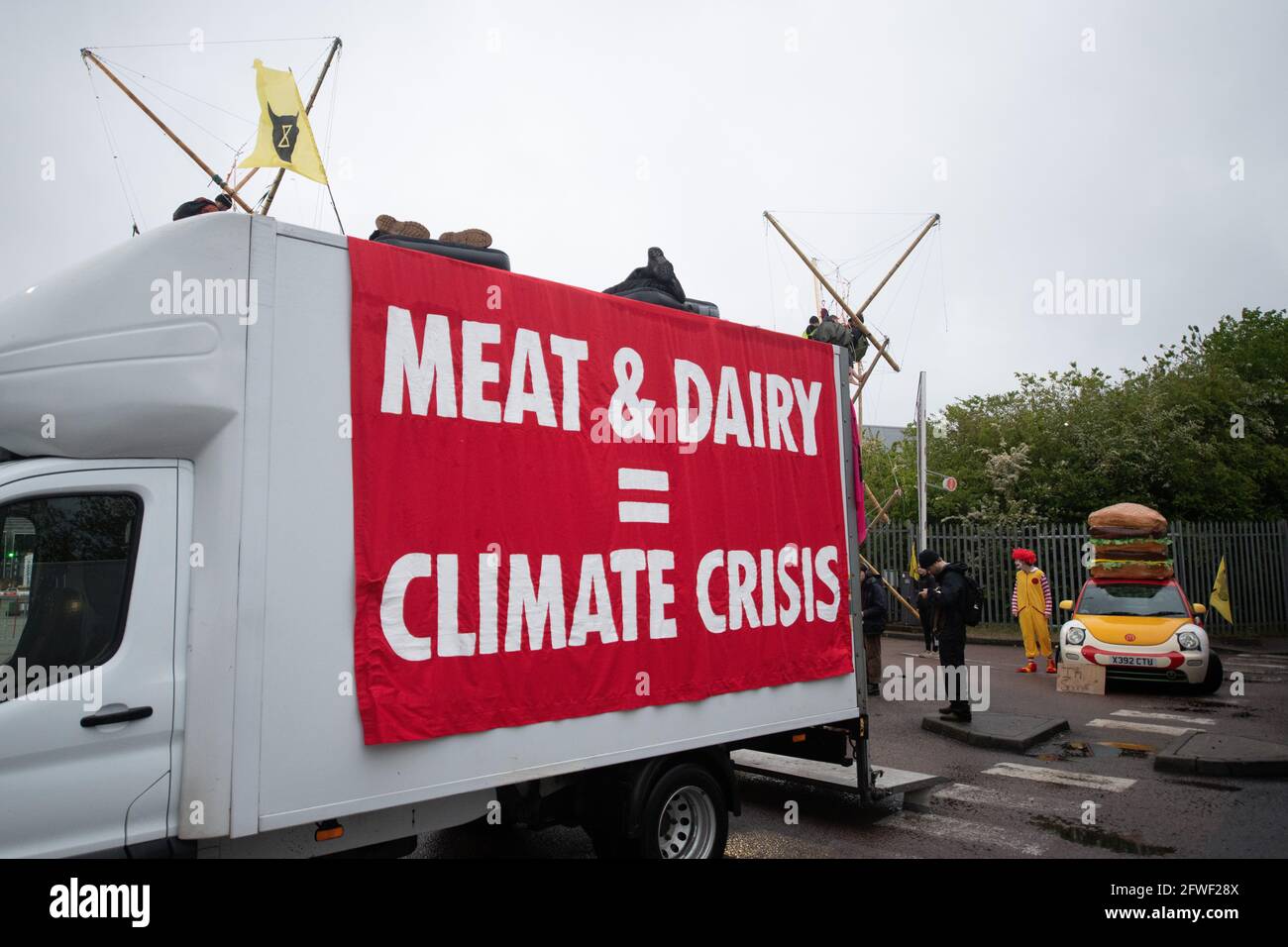 Hemel Hempstead, Royaume-Uni. 22.05.21 - des activistes des droits des animaux ont bloqué les 4 centres de distribution McDonalds UK. Ils considèrent McDonalds comme un symbole de l'agriculture animale industrielle qui contribue à la crise climatique et cause des souffrances aux animaux. Credit: Gareth Morris/Alay Live News Banque D'Images