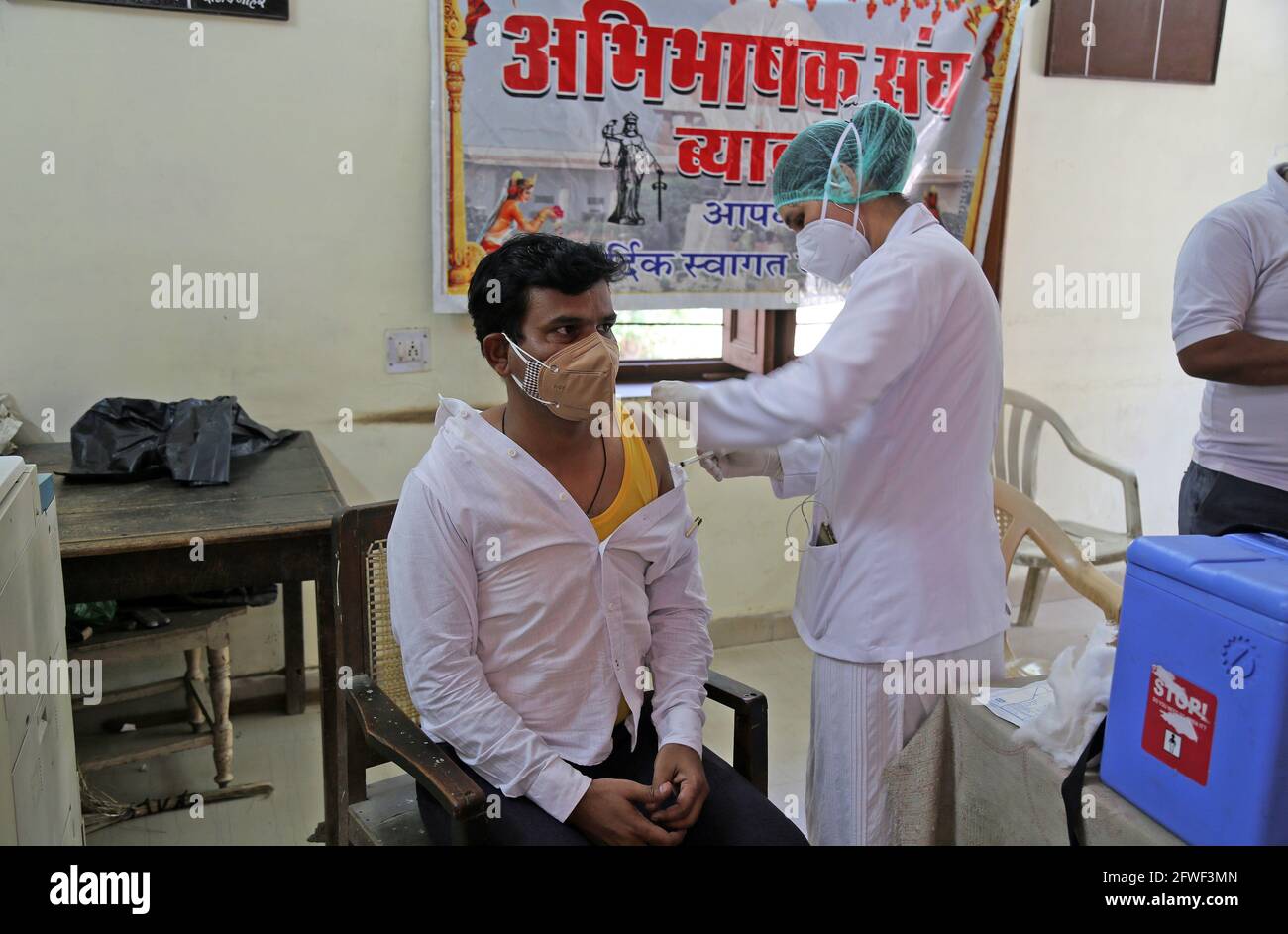 Beawar, Rajasthan, Inde, 22 mai 2021 : un médic administre une dose de vaccin corona à un défenseur lors de la campagne de vaccination COVID-19 au Barreau de Beawar. Crédit : Sumit Saraswat/Alay Live News Banque D'Images