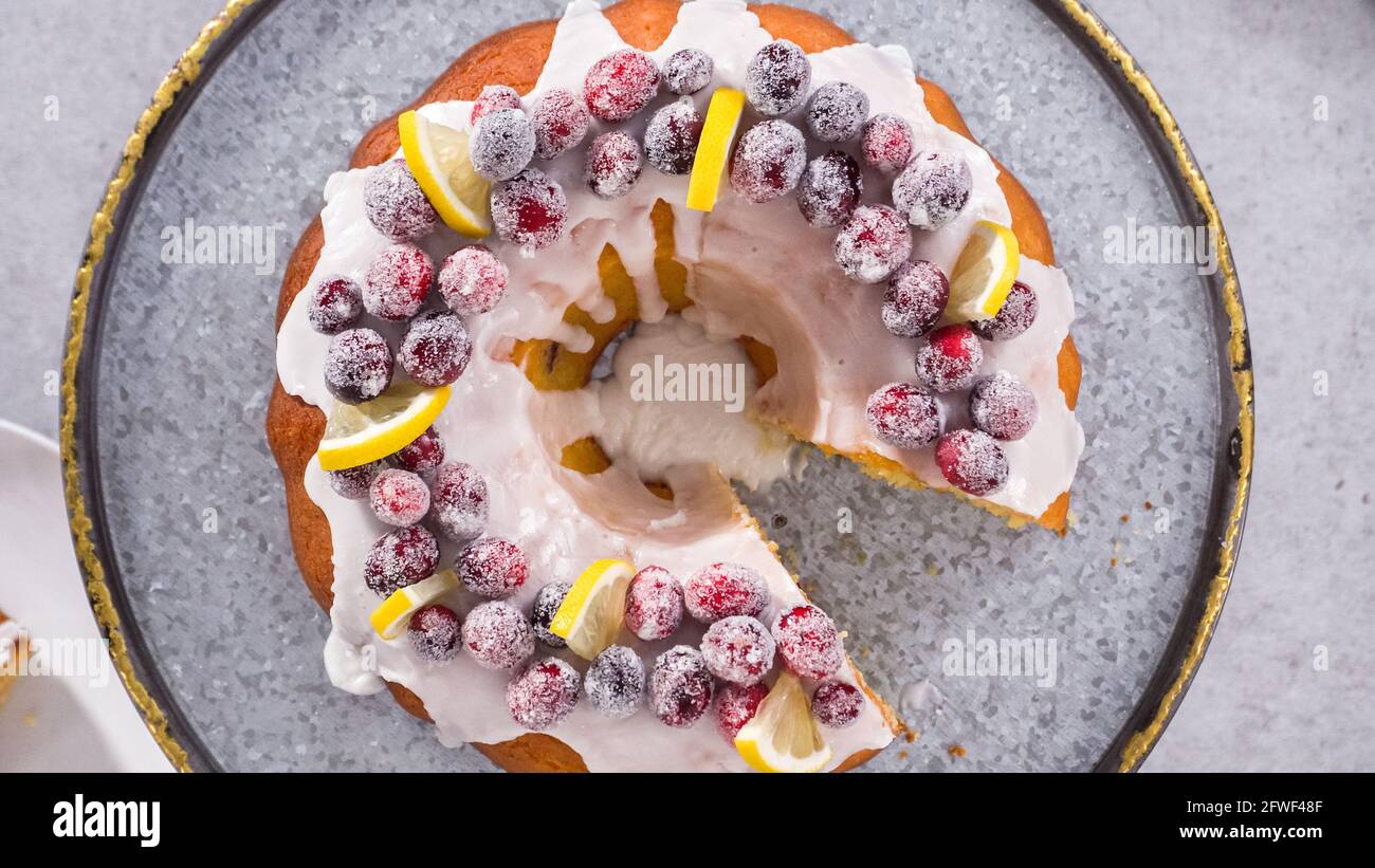Pose A Plat Etape Par Etape Trancher Un Petit Gateau Aux Canneberges De Citron Decore De Canneberges De Sucre Et De Quartiers De Citron Photo Stock Alamy