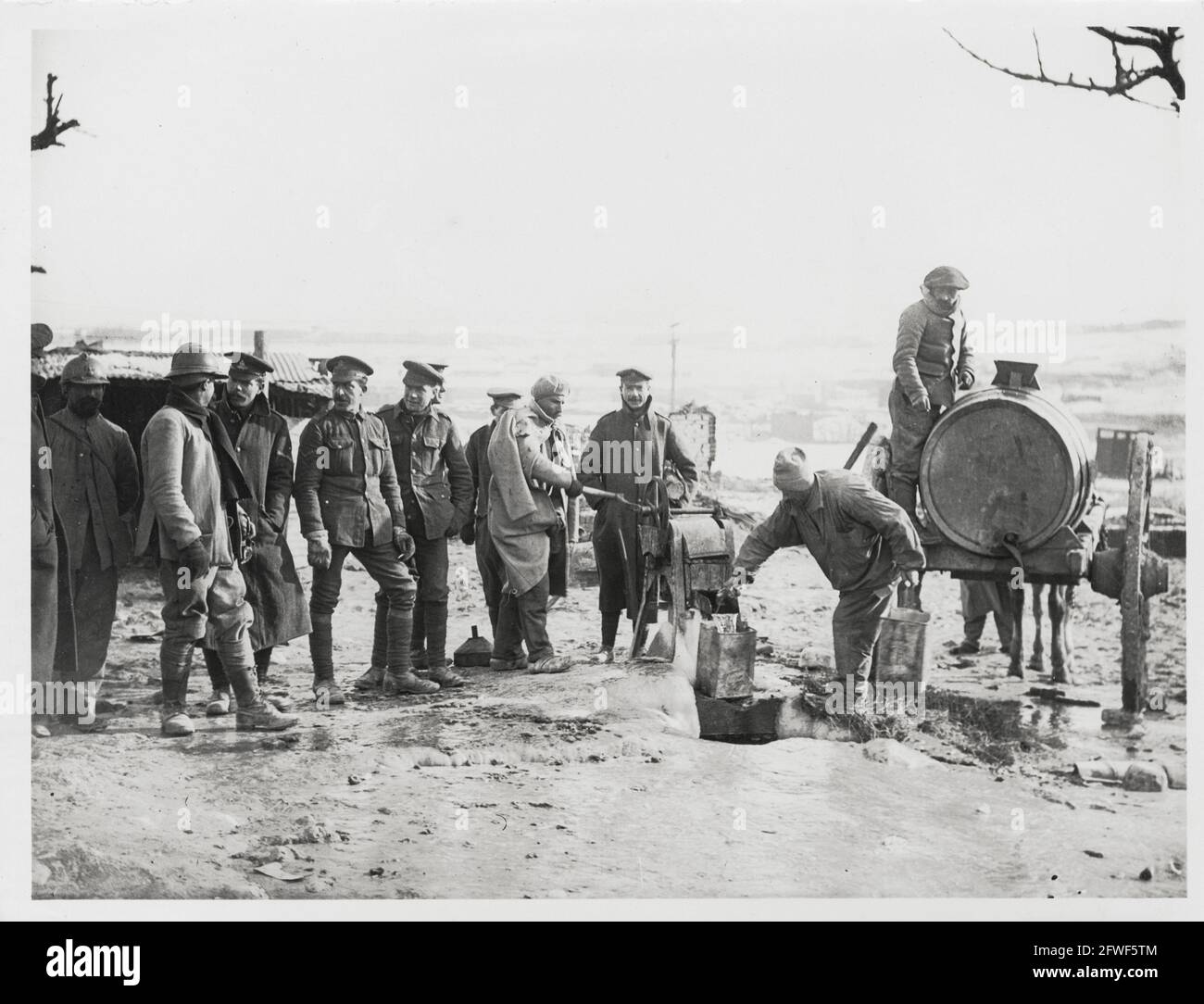 Première Guerre mondiale, première Guerre mondiale, front occidental - troupes dessinant de l'eau, France Banque D'Images