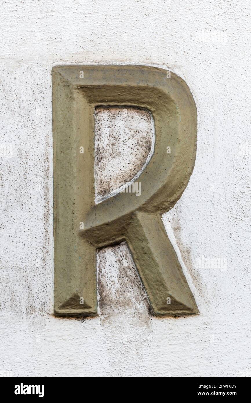 Lettre majuscule en stuc vert olive R Banque D'Images