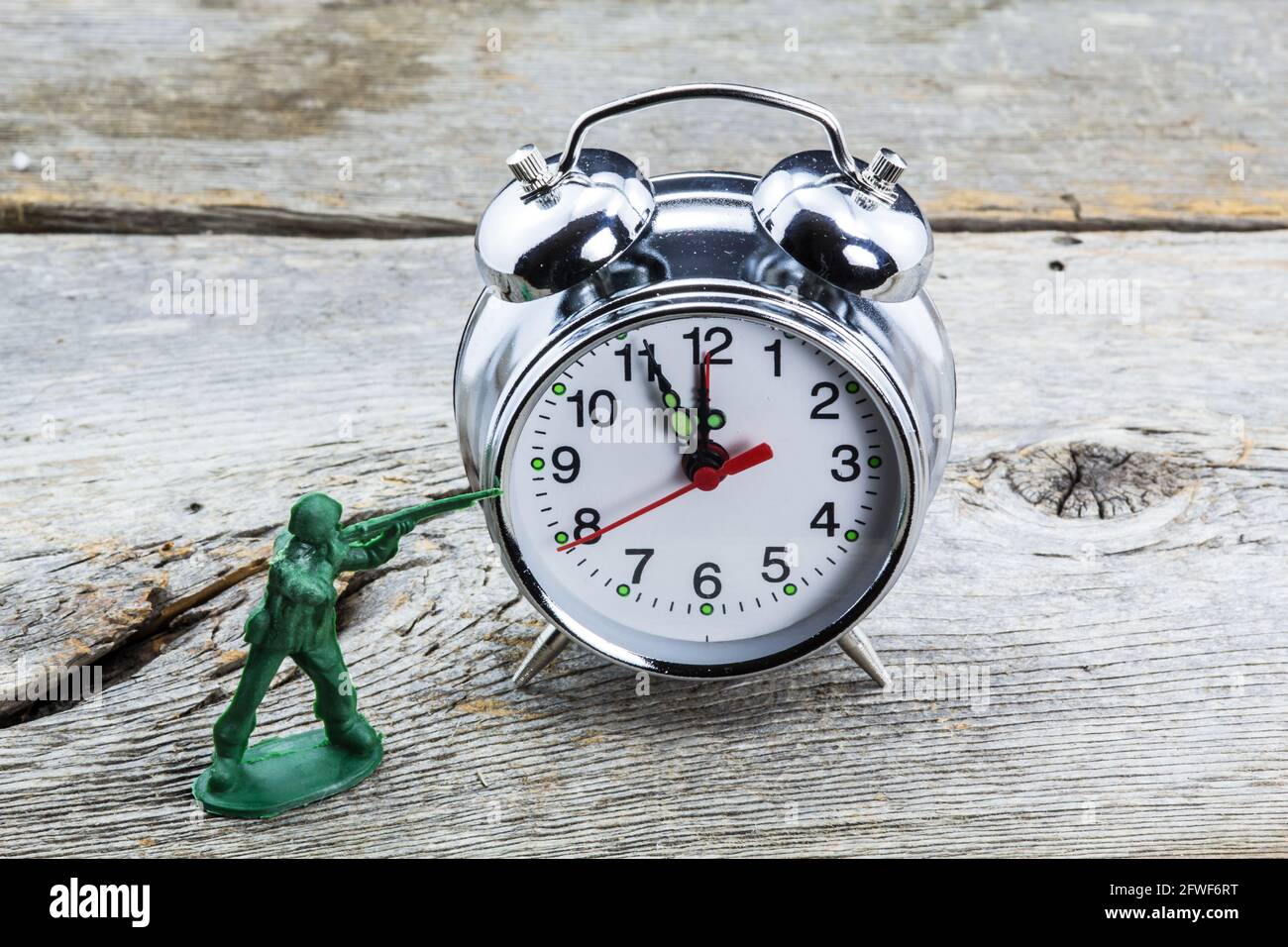 Un jouet soldat tue l'heure d'un réveil Banque D'Images