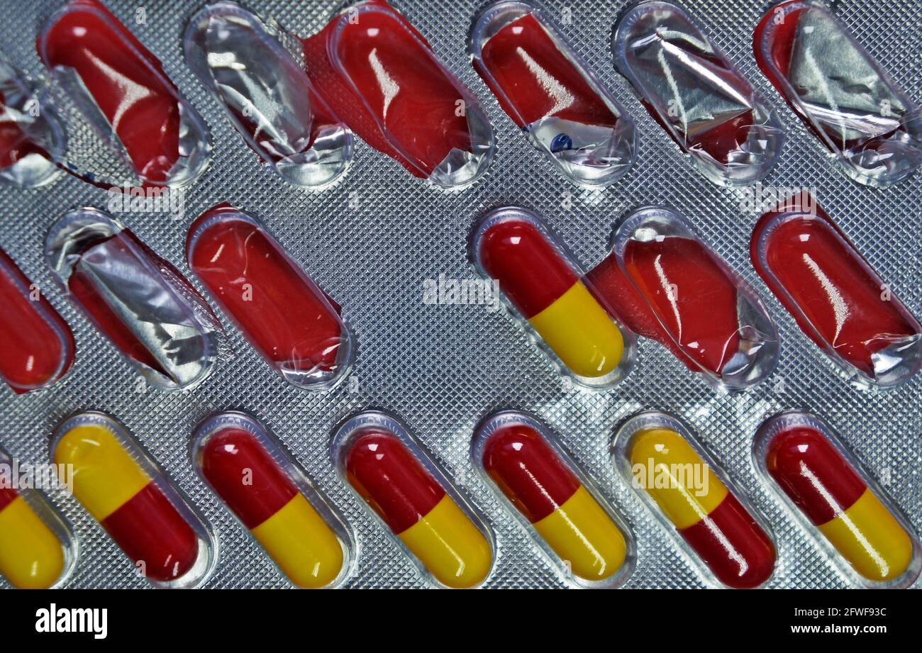 Blister de pilules sur fond rouge Banque D'Images