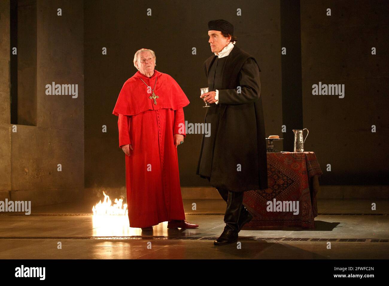 l-r: Paul Jesson (Cardinal Wolsey), Ben Miles (Thomas Cromwell) dans WOLF HALL par Hilary Mantel à la Royal Shakespeare Company (RSC), Aldwych Theatre, Londres WC2 17/05/2014 adapté pour la scène par Mike Poulton design: Christopher Oram éclairage: Paule Constable réalisateur: Jeremy Herrin Banque D'Images